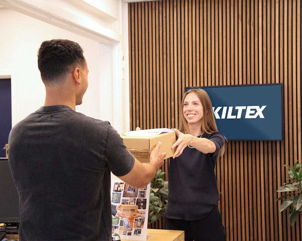 SKILTEX medarbejder betjener kunde
